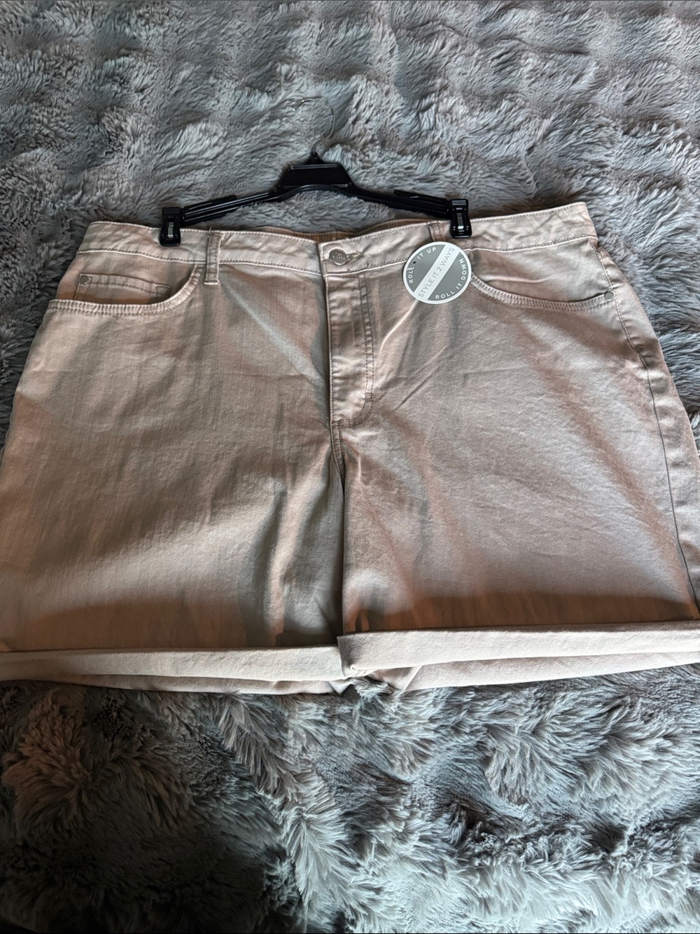 Lee Women's mid rise Roll-Cuff Shorts in Light Tan